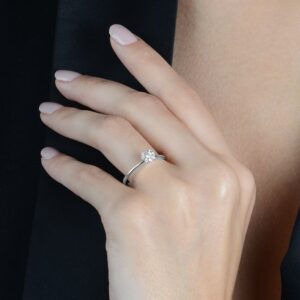 Anel Celine Ouro branco e zircônia.