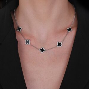 Colar Virginia trevo Preto Cravejados de Zircônia no Ródio